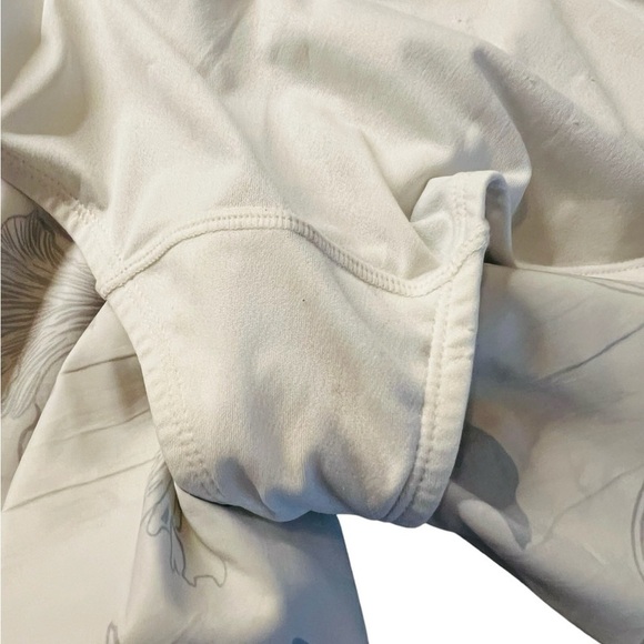 ATHLETA WOMEN’S WHITE & BLACK TROPICAL PATTERN ATHLETIC SHORTS SIZE SMALL - Picture 10 of 15